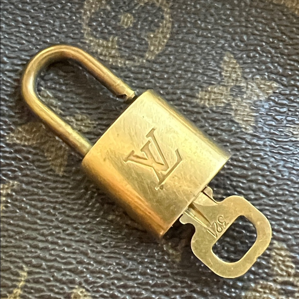 Louis Vuitton LV Gold-tone Brass 1 Lock & 1 Key Set #321 Vintage Auth. Padlock
